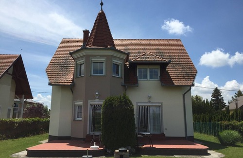 Balatonmariafurdo Apartment | Ideal Poldis Villa: Steps from the Lake with Ocean Views