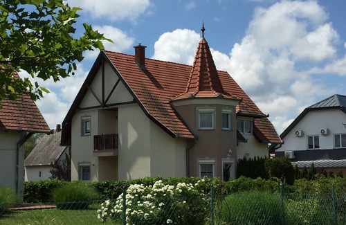 Balatonmariafurdo Apartment | Ideal Poldis Villa: Steps from the Lake with Ocean Views