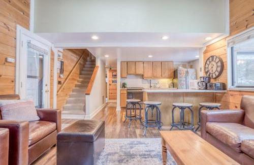 Overlook Park House | Pet-Friendly Pole House 15: Ideal for Families & Breakfast