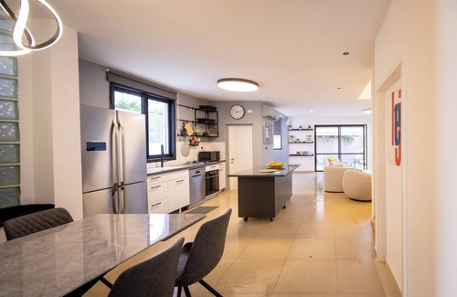 Netanya Villa | Serene Getaway at Poleg Serenity Villa with Kitchen & Breakfast