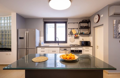 Netanya Villa | Serene Getaway at Poleg Serenity Villa with Kitchen & Breakfast