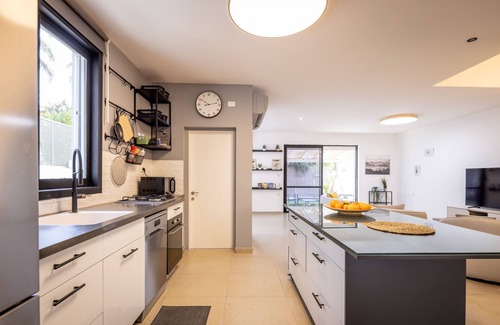 Netanya Villa | Serene Getaway at Poleg Serenity Villa with Kitchen & Breakfast