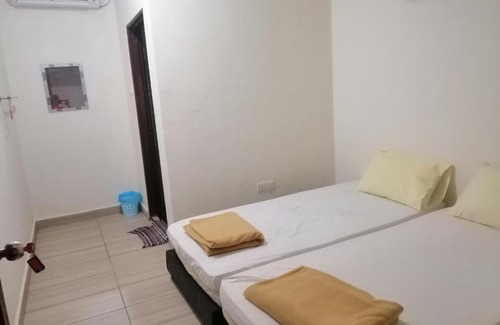 Sungai Lembing House | Family-Friendly Pollock Suite with Two Rooms for 8 Guests