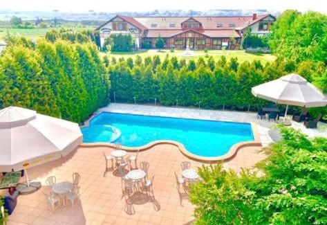 Ryman Hotel | Discover Polonez w Rymaniu: Family-Friendly with Pool