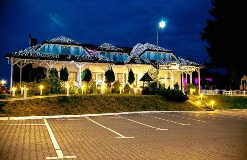 Ryman Hotel | Discover Polonez w Rymaniu: Family-Friendly with Pool