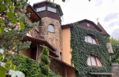 Polyana House | Discover Polyanskiy Zamok: Pet-Friendly Retreat with Pool