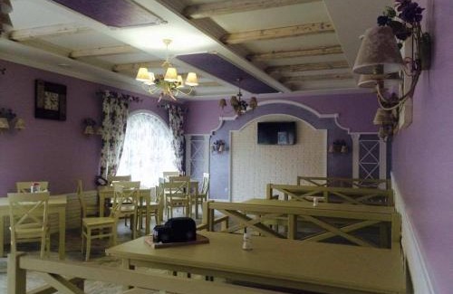 Polyana House | Discover Polyanskiy Zamok: Pet-Friendly Retreat with Pool