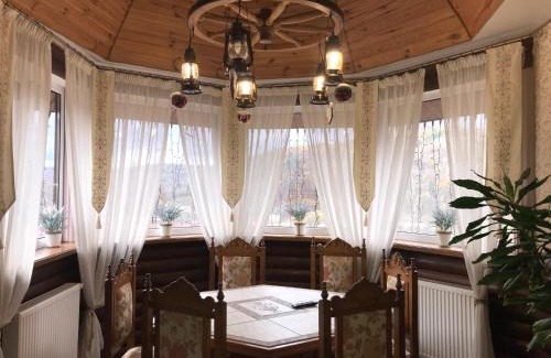 Polyana House | Discover Polyanskiy Zamok: Pet-Friendly Retreat with Pool