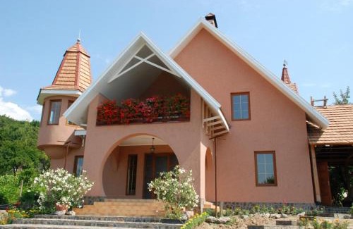 Transcarpathia House | Pet-Friendly Getaway at Polychko Winehouse - Rated 9/10