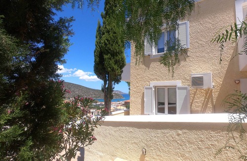 Ermionida Apartment | Tranquil Pomegran Studio with Ocean Views and Pet-Friendly Amenities