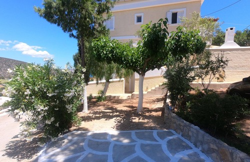 Ermionida Apartment | Tranquil Pomegran Studio with Ocean Views and Pet-Friendly Amenities