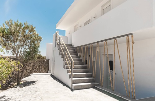 Perivolos Apartment | Pomegranate Tree House 1.5km from Black Beach