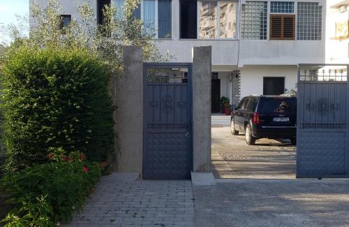 Durres Apartment | Exceptional Oceanfront Stay at Pomegranates & Olives Guesthouse