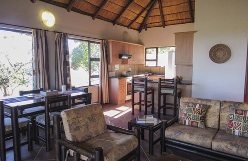 Seafield Cabin | Pomeroy Lodges: Family-Friendly Retreat with Dining & More
