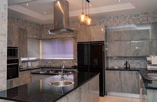 Harare House | Explore Pomona BB House: Family-Friendly Suites & Amenities