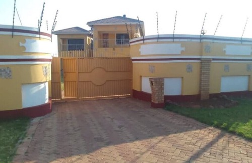 Harare House | Explore Pomona BB House: Family-Friendly Suites & Amenities