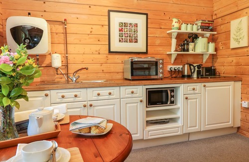 Mabe Cottage | Pond Cabin: Pet-Friendly Retreat with Garden in Truro