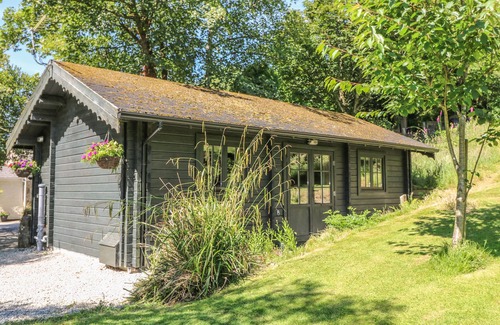 Mabe Cottage | Pond Cabin: Pet-Friendly Retreat with Garden in Truro