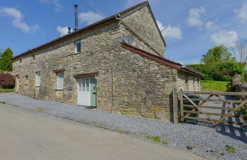 Newton Abbot House | ```html
Family-Friendly Pond Cottage with Perfect 10/10 Rating
```