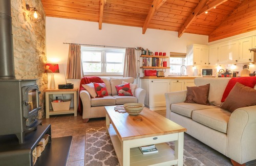 Mabe Cottage | Cozy Pond Cottage with Garden and Kitchen in Truro