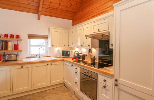 Mabe Cottage | Cozy Pond Cottage with Garden and Kitchen in Truro