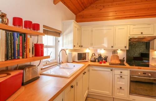 Mabe Cottage | Cozy Pond Cottage with Garden and Kitchen in Truro