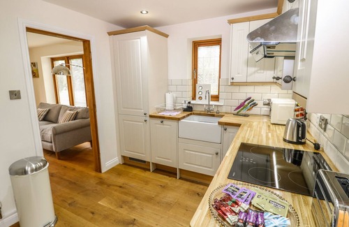 Cuckney Cottage | Skyline Retreat: Top-Rated Stay with Breakfast & Kitchen