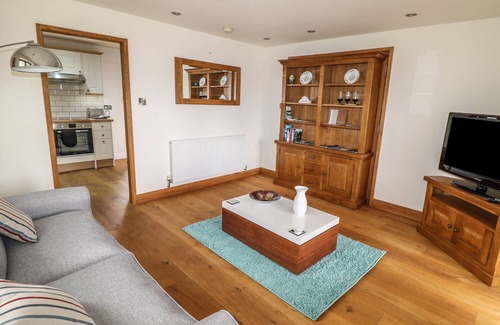Cuckney Cottage | Skyline Retreat: Top-Rated Stay with Breakfast & Kitchen