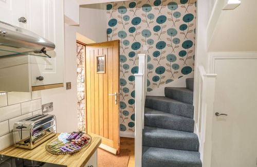 Cuckney Cottage | Skyline Retreat: Top-Rated Stay with Breakfast & Kitchen