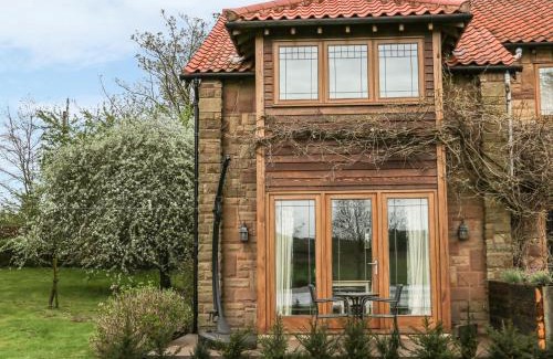 Cuckney House | Tranquil Pond View: 5-Star Guest Rated Paradise