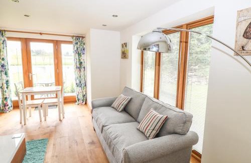 Cuckney House | Tranquil Pond View: 5-Star Guest Rated Paradise