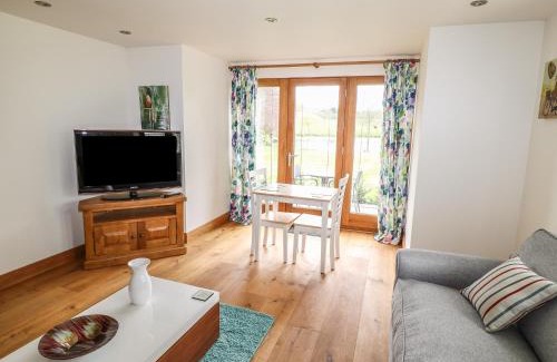 Cuckney House | Tranquil Pond View: 5-Star Guest Rated Paradise