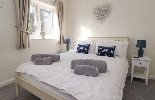 Escrick House | POND VIEW, pet friendly, with a garden in Escrick
