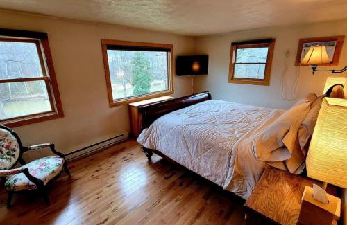 Stanardsville House | Cozy Pond View Retreat with Pet-Friendly Amenities