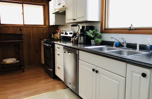 Loon Lake House | Inviting Ponderosa Cabin: Lake View & Family-Friendly Stay
