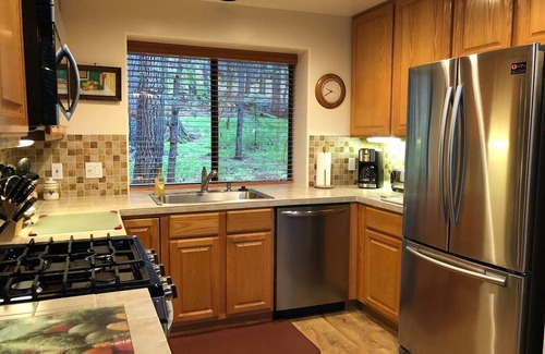 Pinetop Cabin | Spacious 2 Bedroom Loft with Deck Near Pinetop CClub