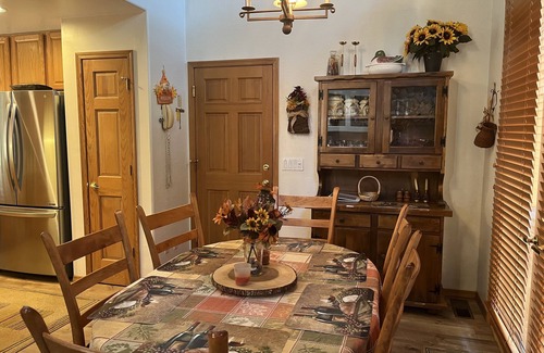 Pinetop Cabin | Spacious 2 Bedroom Loft with Deck Near Pinetop CClub