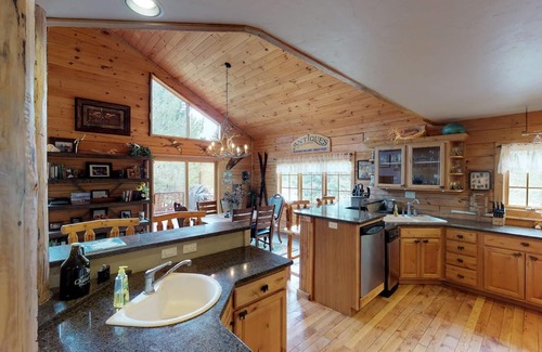 Three Rivers House | Ponderosa Paradise: Unmatched Views and Spa Amenities