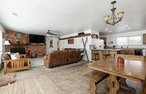 Ponderosa Cabin | Ponderosa Pines Family-friendly 3-bedroom cabin with Treehouse and Zip-line