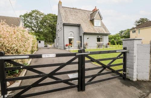 Ammanford House | Experience Comfort at Pondfield Gate - Child-Friendly Retreat