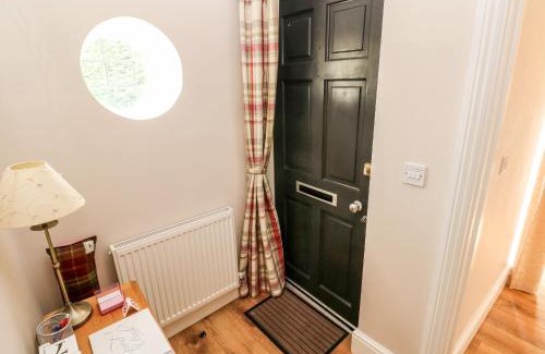 Ammanford House | Experience Comfort at Pondfield Gate - Child-Friendly Retreat