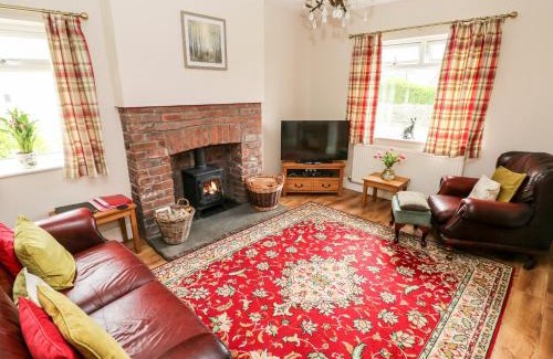 Ammanford House | Experience Comfort at Pondfield Gate - Child-Friendly Retreat