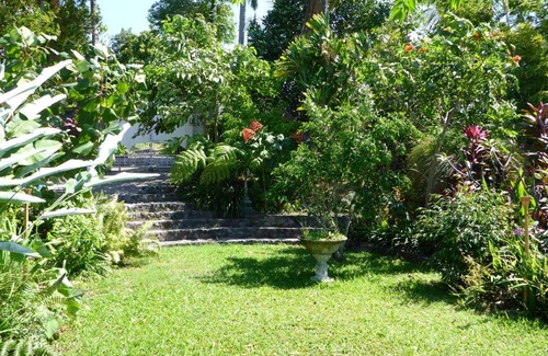Sukasada House | Pondok Apsari: Exceptional Stay with Pool & Pet Friendly