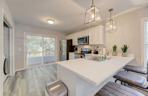 Huntcliff House | Ideal Pondside at Sweetoak Getaway | Steps from Ft Jackson