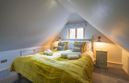 North Moreton House | Relaxing Pondside Barn: Pet & Child Friendly Retreat