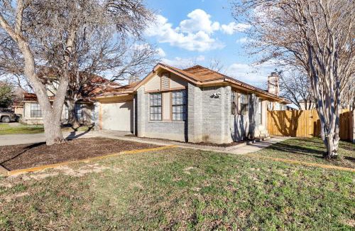 Wetmore House | Relaxing Birdy Vacation Rental with Spa & Family-Friendly Perks