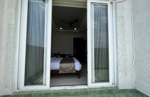 Ponneri Hotel | Discover Ponneri Clubhouse: Family-Friendly with Pool & Breakfast