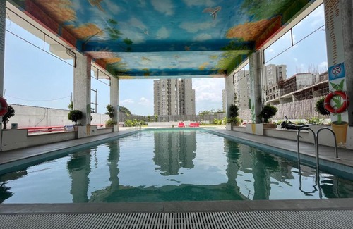 Ponneri Hotel | Discover Ponneri Clubhouse: Family-Friendly with Pool & Breakfast