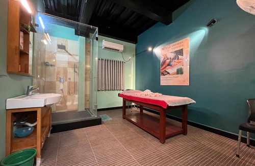Ponneri Hotel | Discover Ponneri Clubhouse: Family-Friendly with Pool & Breakfast