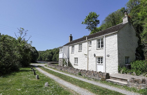 Lanteglos Cottage | Idyllic Pont Quay Cottage: Pet-Friendly Retreat by the Creek